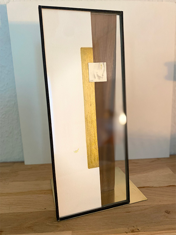 Tirage argentique papier peint et feuilles d'or sous verre (250x100mm) sur pièce de teck et pied laiton